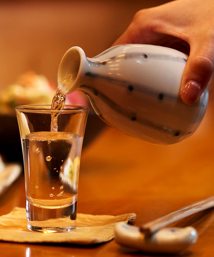 日本酒注ぐ